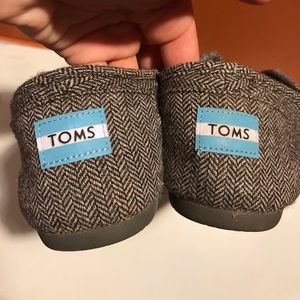 Toms lace up tennis shoe style